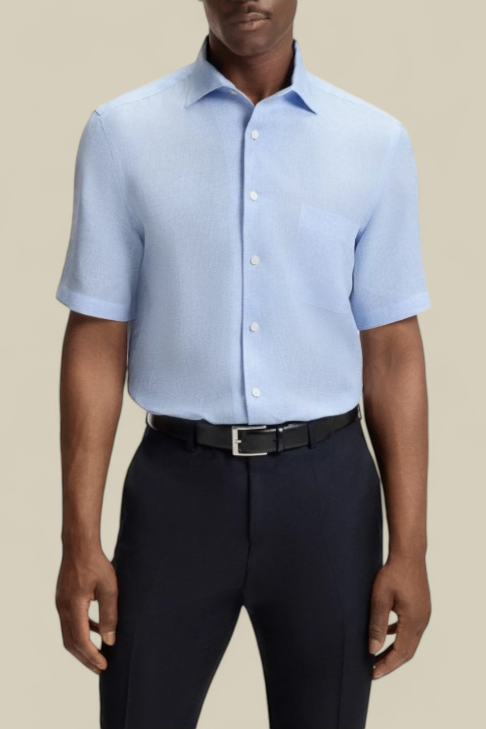 תמונת כל הלוק של בוס X דיויד בקהאם חולצת כפתורים קצרה